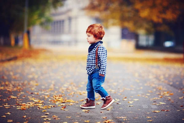 Leuke trendy roodharige babyjongen lopen op straat herfst — Stockfoto