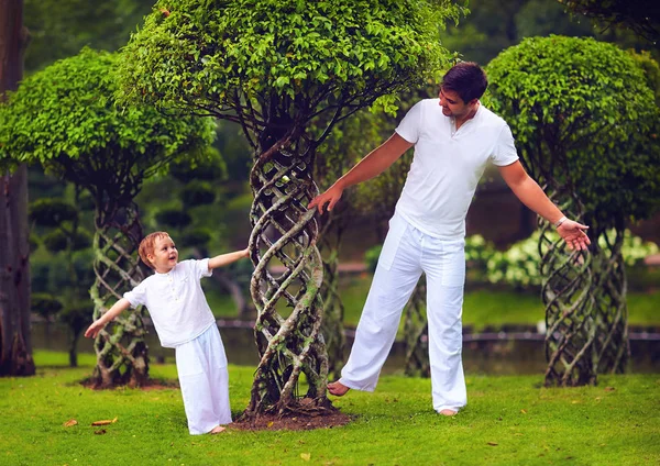 Ojciec i syn, zabawy w ogrodzie orientalna bonsai — Zdjęcie stockowe