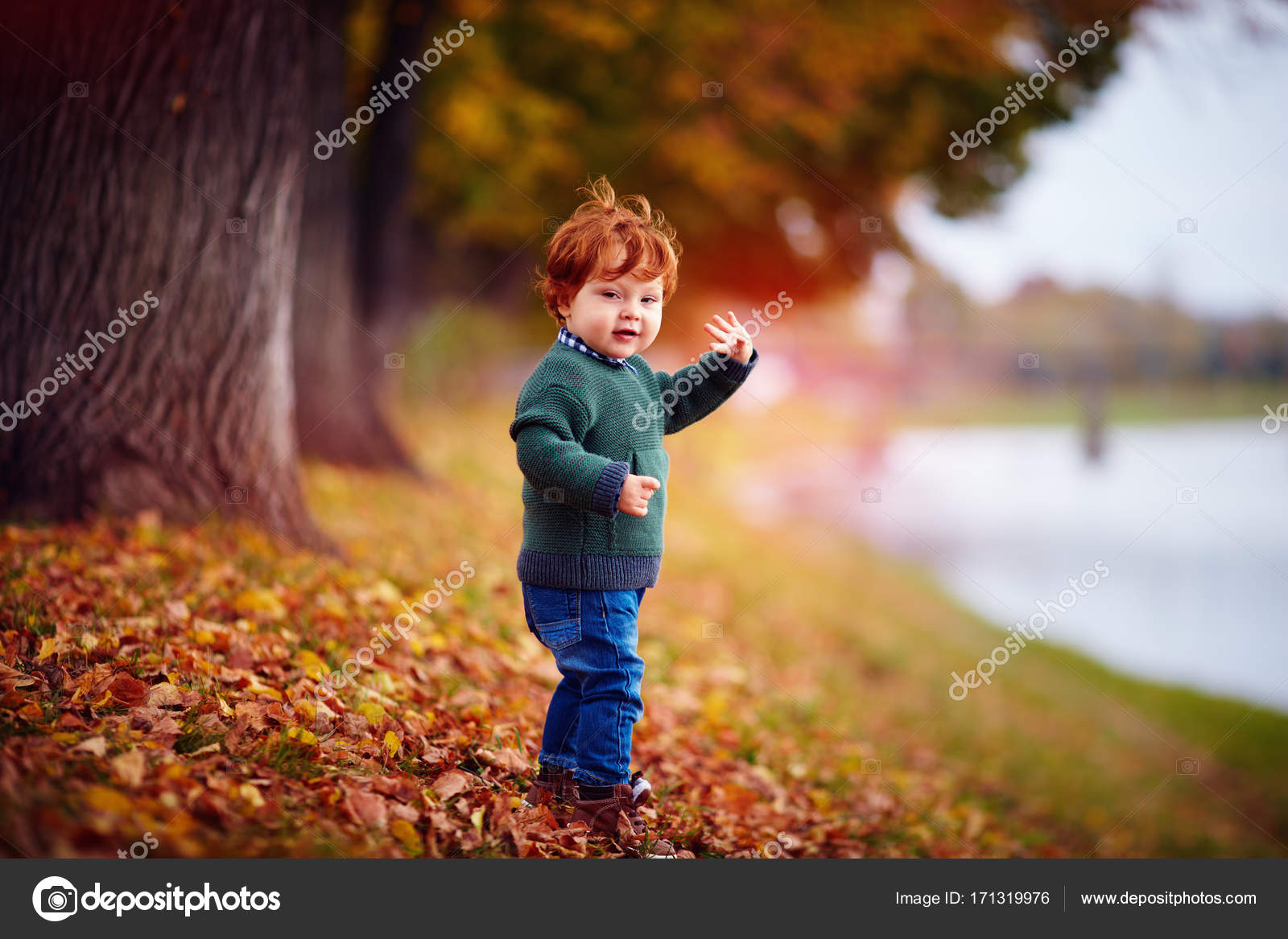 Mignonne Rousse Tout Petit Bebe Garcon Agitant La Main Marche Dans Le Parc D Automne Image Libre De Droit Par Olesiabilkei C