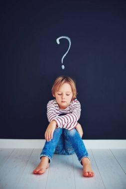 Onu yukarıda soru işareti ile katta oturan üzgün, sinirli okullu çocuk