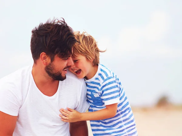 Imagem sincera de pai e filho rindo, se divertindo juntos — Fotografia de Stock