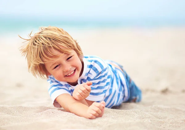 Lindo niño feliz riendo, niño divirtiéndose en la playa de arena, vacaciones de verano —  Fotos de Stock