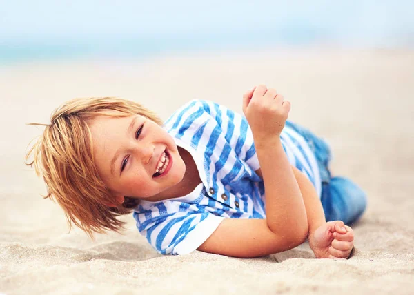 Aranyos boldog nevető fiú, gyerek szórakozik a homokos strandon, nyaralás — Stock Fotó