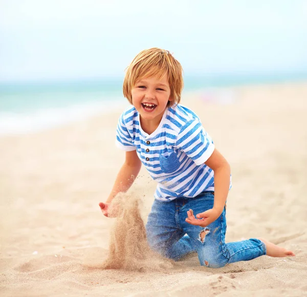 Χαρούμενος, ενθουσιασμένος παιδί, αγόρι, διασκεδάζοντας, παίζοντας στην άμμο στην παραλία — Φωτογραφία Αρχείου