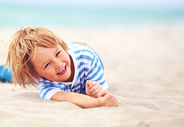 Söt glad skrattande pojke, barn ha roligt på sandstrand, sommarlov — Stockfoto