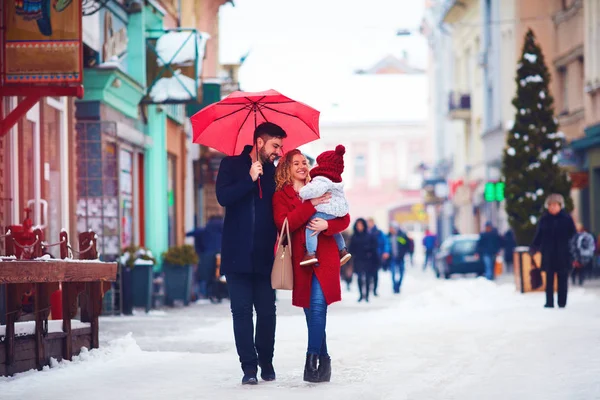 겨울 방학 눈 덮인 도시 거리, 걷고 귀여운 행복 한 가족 — 스톡 사진