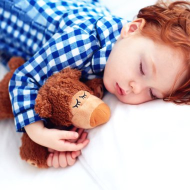 çok güzel kızıl saçlı toddler bebek peluş oyuncak pazen pijama ile uyku