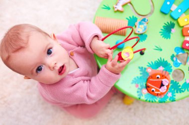 ahşap oyuncak geliştirme ile oynamaya meraklı bebek kız