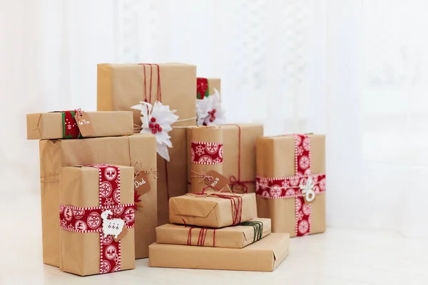 Pile of wrapped handcrafted gift boxes on the floor — Stock Photo, Image