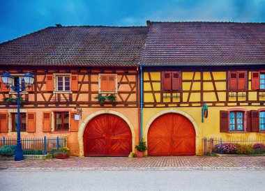 güzel yarı ahşap ev tarihinde ana sokak Grand-Rue köyünün büyüleyici Eguisheim, Fransa