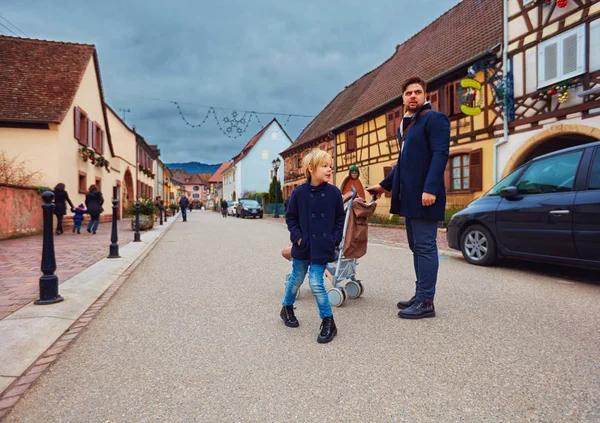 Jolie famille, touristes dans la rue du village d'Eguisheim, France — Photo