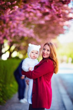 genç kadın, kola, Bahar City yolda sevimli bebek bebek ile mutlu anne portresi