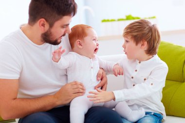 Aile sotthing Ağlayan bebek bebek çocuk