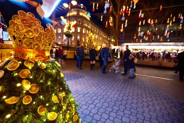 Vestido de cítricos creativos en el mercado de Navidad en Budapest —  Fotos de Stock