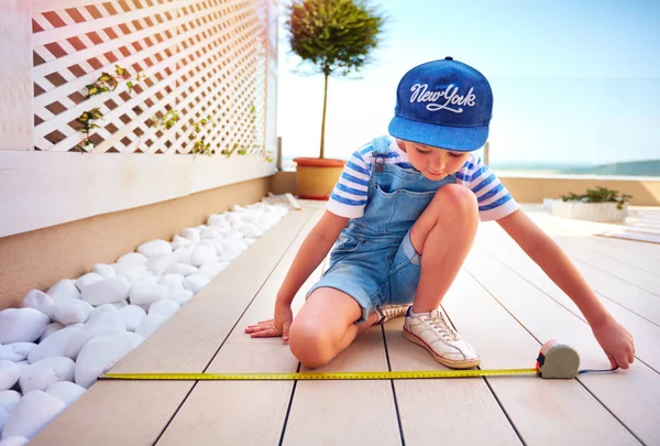 Söt ung pojke, kid halps far med renoveringen av taket uteplats zon — Stockfoto