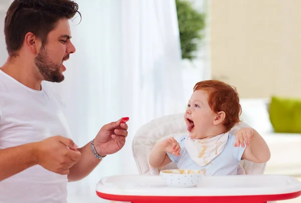 Père et petit fils bébé s'amusent pendant l'heure du dîner — Photo