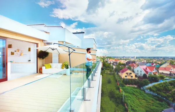 Giovane uomo adulto godendo la vista dal patio sul tetto con s aperto — Foto Stock
