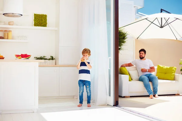 Szczęśliwa rodzina relaksujący na patio na dachu z kuchnią otwartą przestrzeń w ciepły, letni dzień — Zdjęcie stockowe