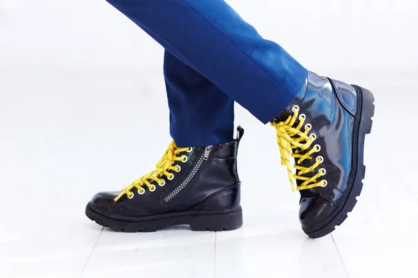 时尚外观的专利皮革踝靴与黄色的鞋带和袜子在年轻男孩 — 图库照片