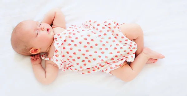 Linda niña bebé en traje de cuerpo durmiendo en la cama. vista superior — Foto de Stock
