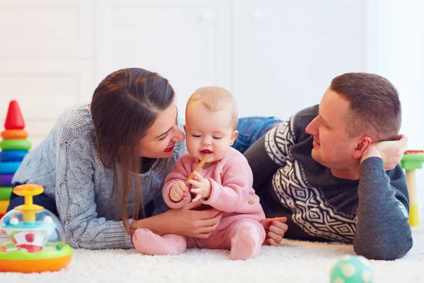 Joven madre y padre jugando juntos con bebé niña, juegos familiares —  Fotos de Stock