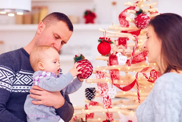 Feliz joven familia decorar decorar eco árbol de Navidad en casa —  Fotos de Stock