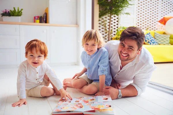 Gelukkig vader met kinderen, zonen plezier thuis — Stockfoto