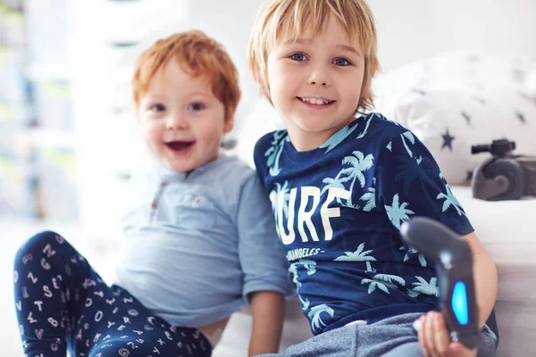 Nette glückliche Brüder, die zu Hause zusammen spielen — Stockfoto