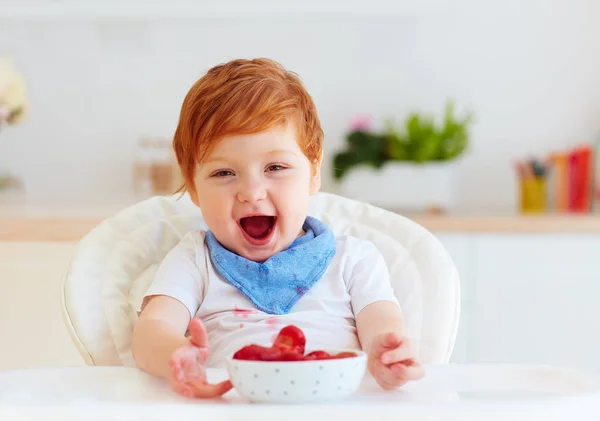 Retrato Bebê Criança Feliz Comendo Saborosos Starwberries Frescos — Fotografia de Stock