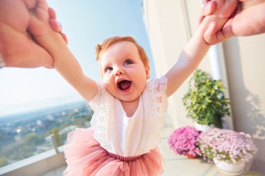 Mutlu bebek kız bebek babasının etrafında dönüyor, aile zamanı.