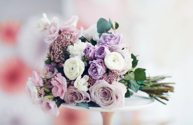 Gül, ranunkulus, östoma ve karanfilli güzel bir çiçek buketi.