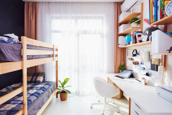 Moderne lichte kinderkamer met stapelbed en wandplanken — Stockfoto