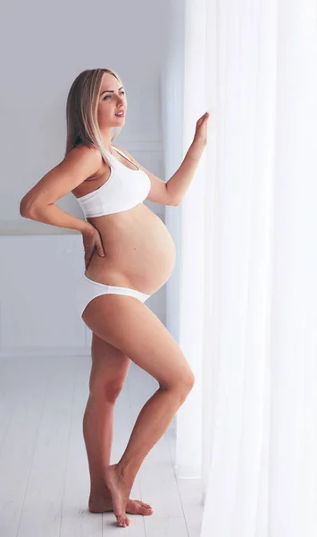 Счастливая беременная женщина наслаждается своим новым состоянием — стоковое фото
