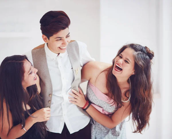 Veselí, smějící se přátelé, dívky, studenti spolu baví — Stock fotografie