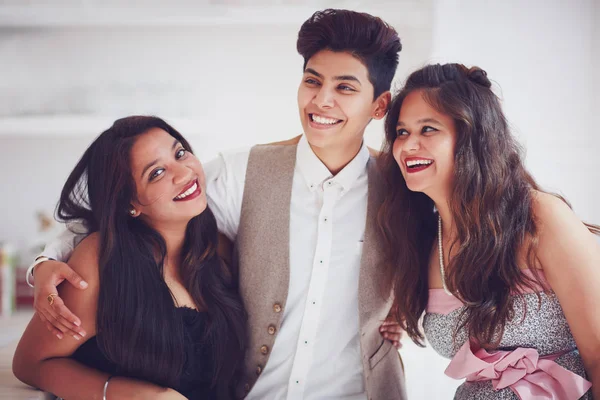 Retrato de alegres amigos felizes, meninas, estudantes se divertindo juntos — Fotografia de Stock