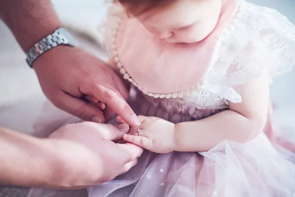 Papai Coloca Anel Dedo Dourado Bonito Mãozinha Filha — Fotografia de Stock