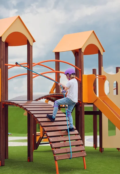 놀이터에 액티비티 타워에 오르는 어린이 놀이터 — 스톡 사진