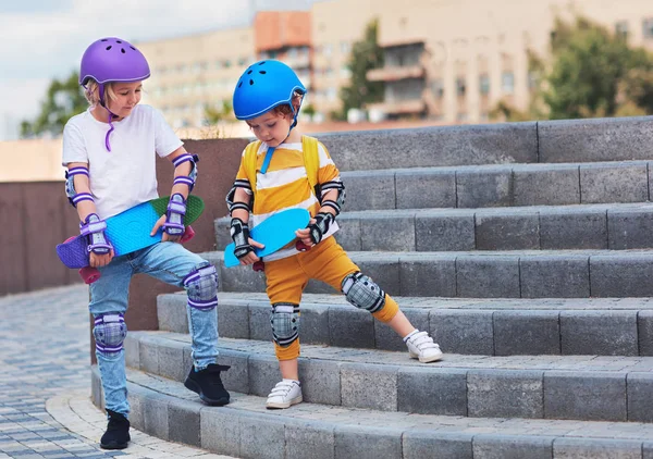 Bonito Jovens Skatistas Crianças Equipamentos Proteção Estão Indo Para Skate — Fotografia de Stock