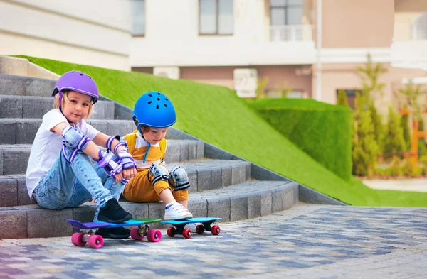 Χαριτωμένο Νέους Skateboarders Παιδιά Προστατευτικό Εξοπλισμό Πρόκειται Skateboard — Φωτογραφία Αρχείου