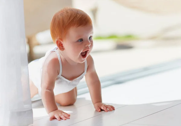 Niedliche Kleine Säugling Baby Mädchen Krabbeln Das Haus Sonnigen Tag — Stockfoto