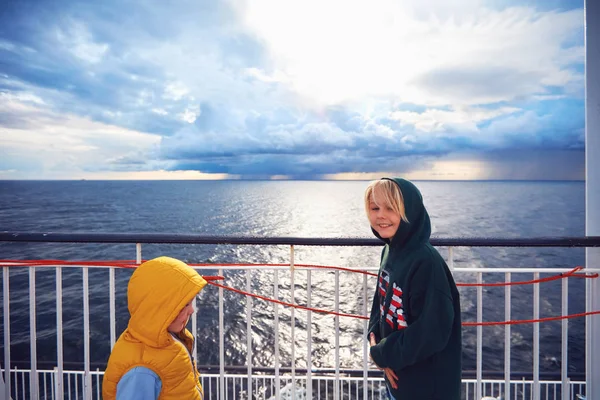 Allegra Famiglia Diverte Sul Ponte Della Grande Nave Crociera Che — Foto Stock