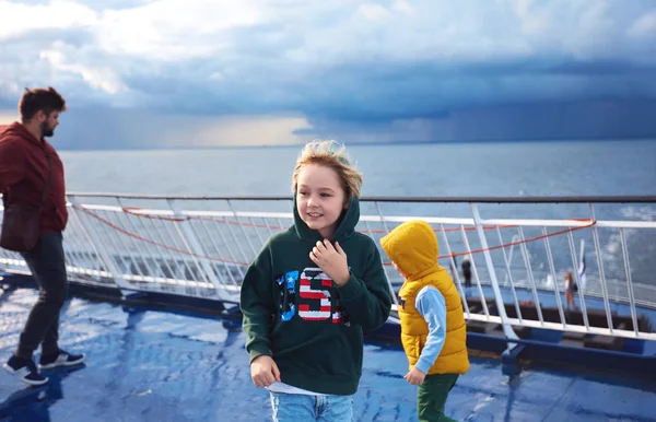 在前往北方的大型游轮甲板上玩得开心的一家人 — 图库照片