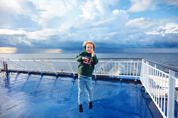 Lachend Kind Heeft Plezier Het Bovendek Van Cruiseschip Zware Regenbui — Stockfoto