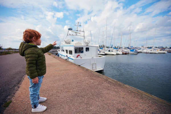 Niedliches Kind Auf Der Seebrücke Blickt Auf Die Festgemachten Yachten — Stockfoto
