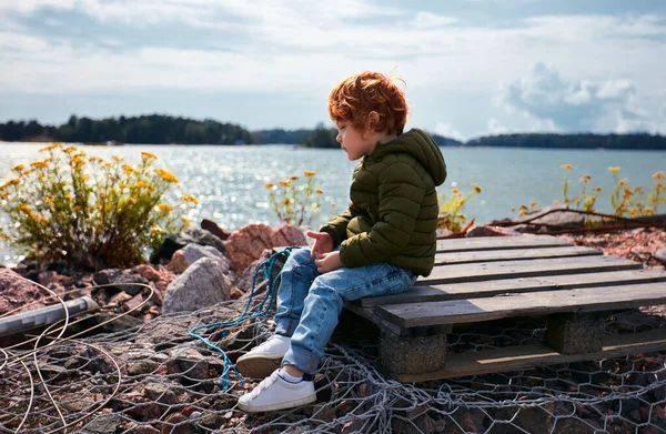 Cute Redhead Kid Sitting Wooden Pallet Front Baltic Sea Tansy — Stock Photo, Image