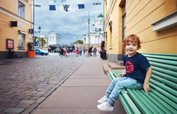 通りのベンチでリラックスしているかわいい観光客は 背後にある上院広場 ヘルシンキ大聖堂につながります ヘルシンキフィンランドソフィアンカツ通り — ストック写真