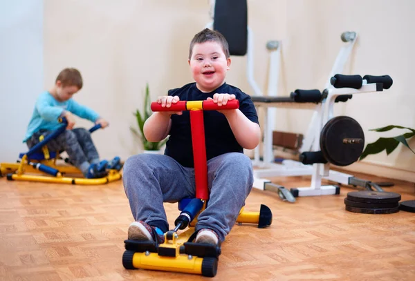 Χαρούμενο Νεαρό Παιδί Σύνδρομο Που Γυμνάζεται Αθλητικό Εξοπλισμό Χωρίς Αποκλεισμούς — Φωτογραφία Αρχείου