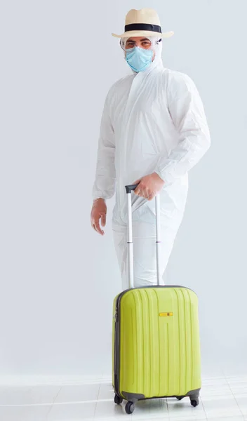 Férfi Turista Felszerelt Védőöltözet Kész Utazni Nyaralás Koronavírus Védelem — Stock Fotó