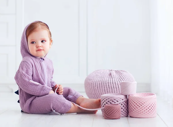 Niedliche Kleinkind Baby Mädchen Mit Shirt Garnbällchen Aufschwung Weiche Baumwollstoffspule — Stockfoto