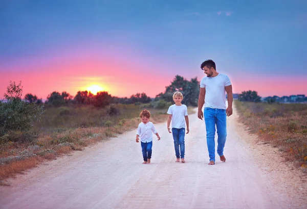 Barfuß Gehen Vater Und Söhne Bei Sonnenuntergang Gemeinsam Über Eine — Stockfoto